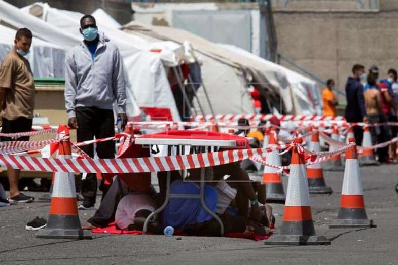Imagen de archivo de un grupo de inmigrantes alojados de forma temporal en Arguineguín a principios de septiembre (Foto EFE / Quique Curbelo)